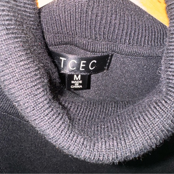 TCEC‎ Cold Shoulder Sweater - Picture 3 of 6